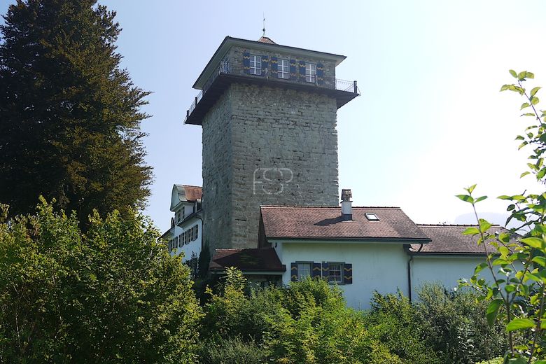 Der dominante Burgfried mit dem Turmzimmer zuoberst