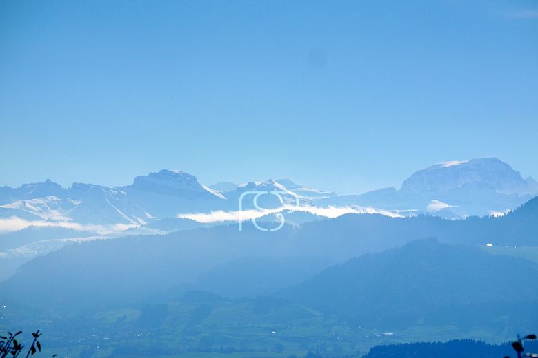 Blick vom oberen Stock in die Alpen.