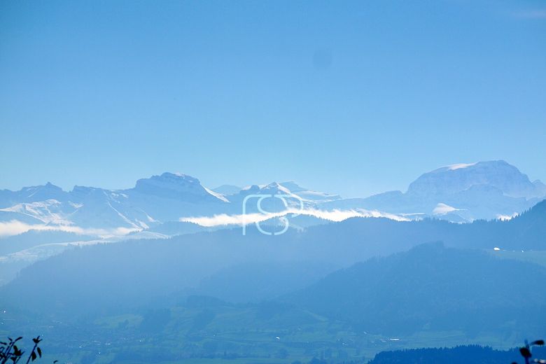 Blick vom oberen Stock in die Alpen.