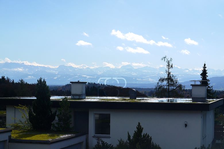 Blick nach Süden übers Dach des Hauses ins Alpenpanorama
