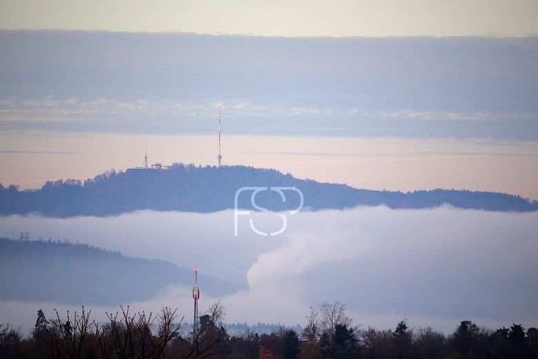 Blick übers Nebelmeer auf den Üetliberg