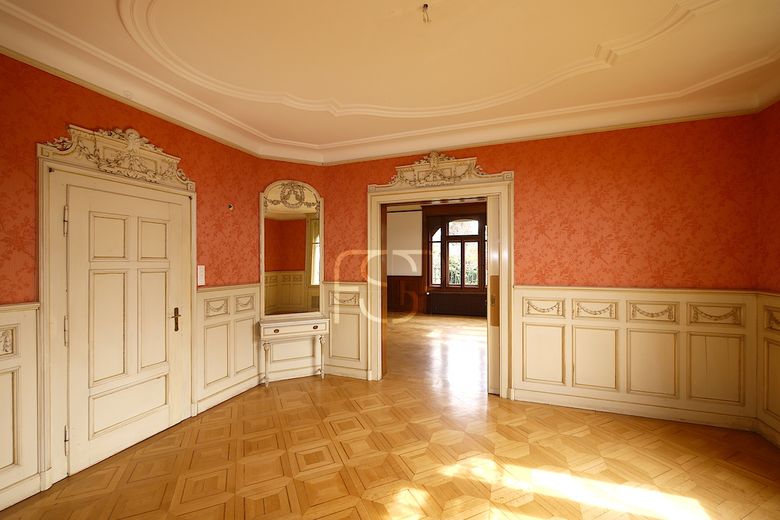 Der rote Salon, mit seinen wunderschönen Holz-Verzierungen