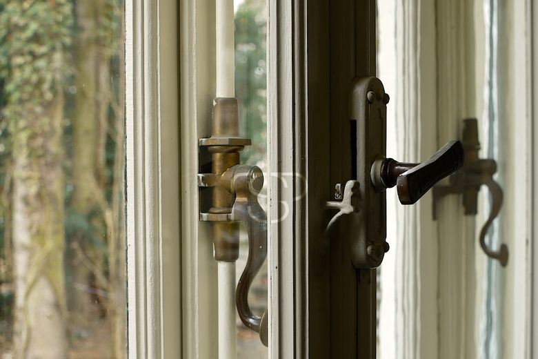 Gläser und Beschläge der Fenster sind originalbelassen