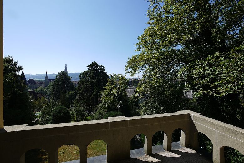 Blick aus dem Balkon im ersten Stock auf die Stadt Bern