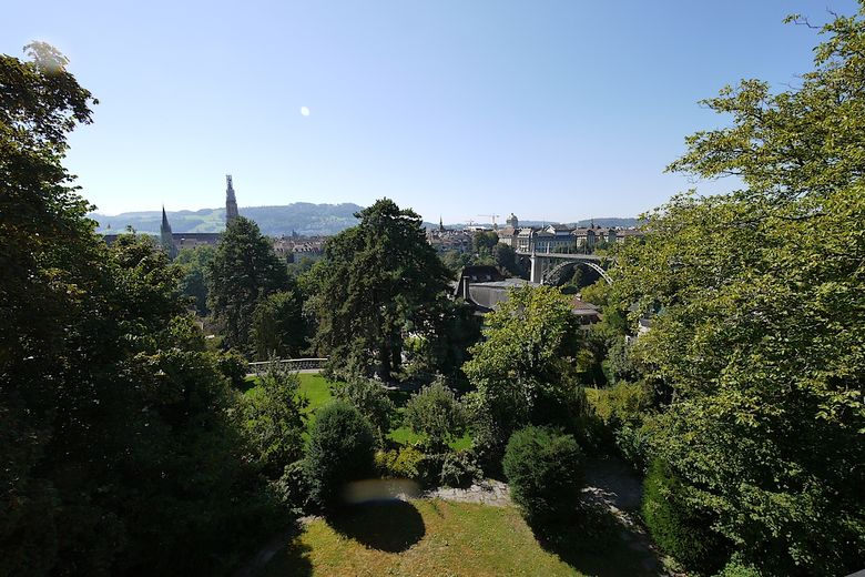 Ausblick auf den eigenen Garten und die Stadt