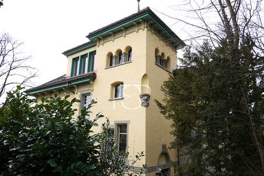 Der Turm gibt der Villa ein imposantes Aussehen