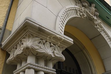 Wunderschöne Fassaden-Details am Eingang