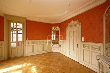 Der wunderschöne rote Salon, mit roten Seidendamast-Tapeten