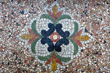 Dieses Boden-Mosaik begrüsst den Entretenden