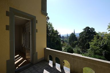 Blick aus dem Balkon im ersten Stock auf die Stadt Bern