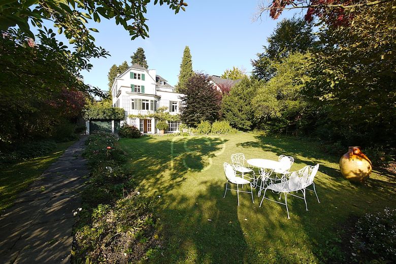 Blick von Westen aus dem Garten auf die Südfassade