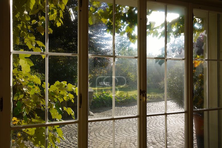 Verträumter Blick aus dem Untergeschoss in den Garten