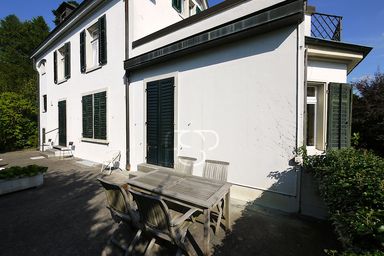 Die seitliche Terrasse des Wohnzimmers