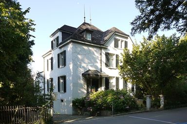 Das Haus von der Gottfried Keller-Strasse her gesehen