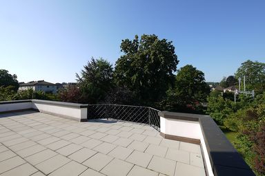 Die grosse Terrasse im Obergeschoss mit Blick auf Winterthur