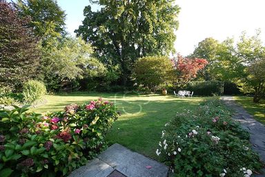 Der Vorplatz zum parkähnlichen Garten