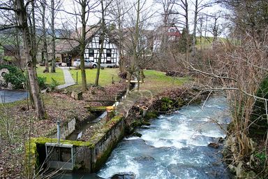 Blick auf die Mühle von der Brücke aus