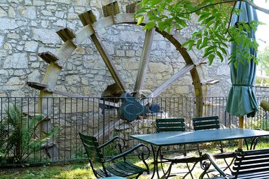 Der romantische Sitzplatz vor dem Mühlrad