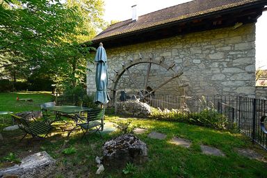 Der romantische Sitzplatz vor dem Mühlrad