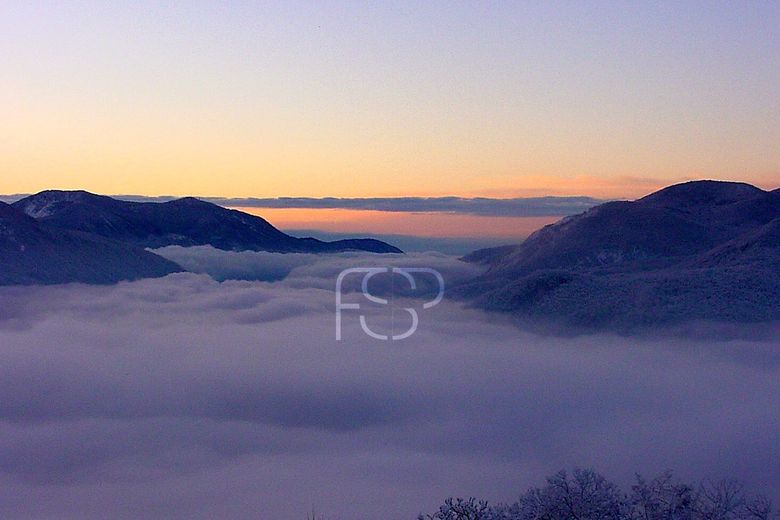 Nebel über dem Luganersee kurz vor Sonnenaufgang