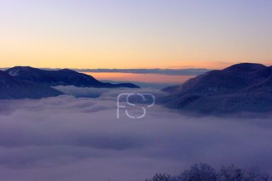 Nebel über dem Luganersee kurz vor Sonnenaufgang