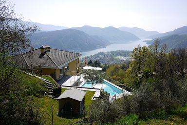 Blick vom Rustico über die Villa und den Luganersee