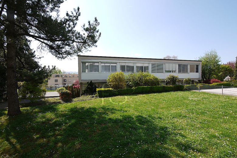 Die Nordfassade des Hauses mit dem Pool rechts im Bild
