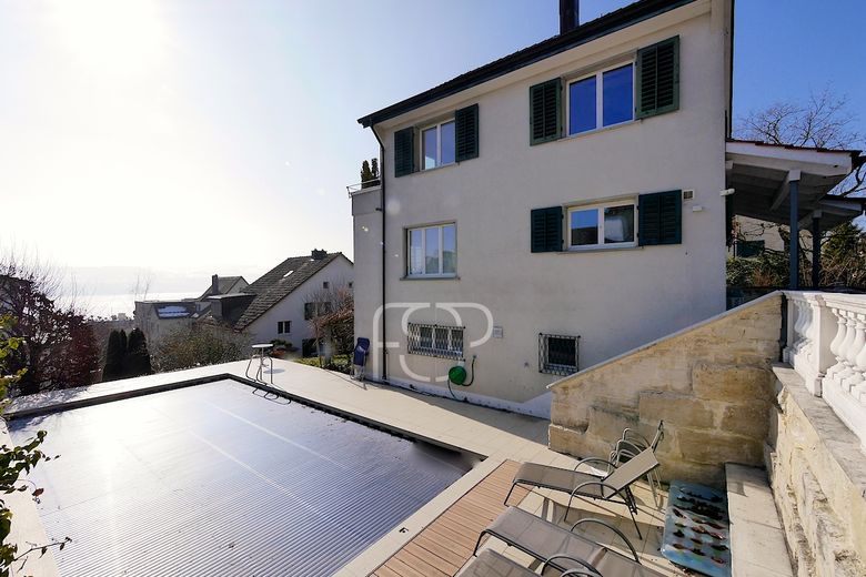 Blick von der oberen Terrasse auf Haus und Pool