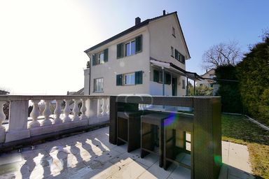 Die obere Terrasse mit Grilplatz und Esstisch