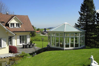 Blick auf den Garten und den Pavillon