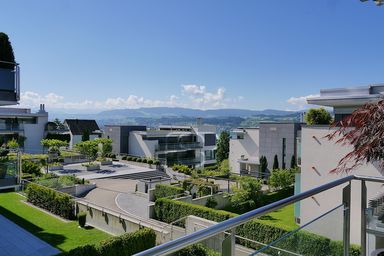 Blick von der Terrasse über den Platz Richtung Süden