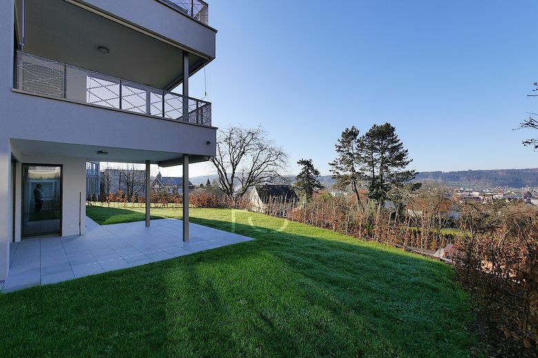 Der grosszügige Gartensitzplatz mit gedeckter Terrasse