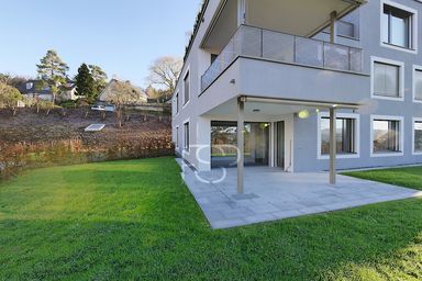 Der grosszügige Gartensitzplatz mit gedeckter Terrasse