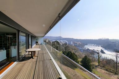 Die grosse Terrasse verbindet das Panorama mit dem Innenraum