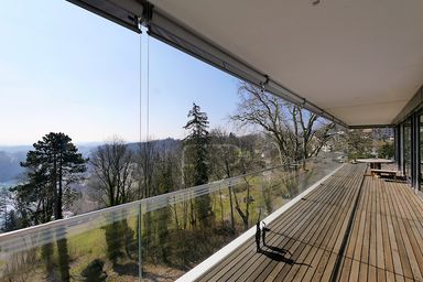 Die grosse Terrasse verbindet das Panorama mit dem Innenraum