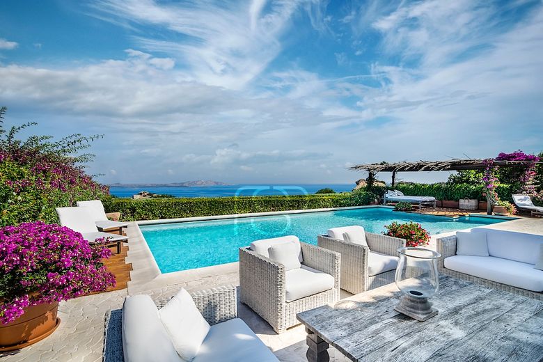 Blick über den Pool aufs Meer