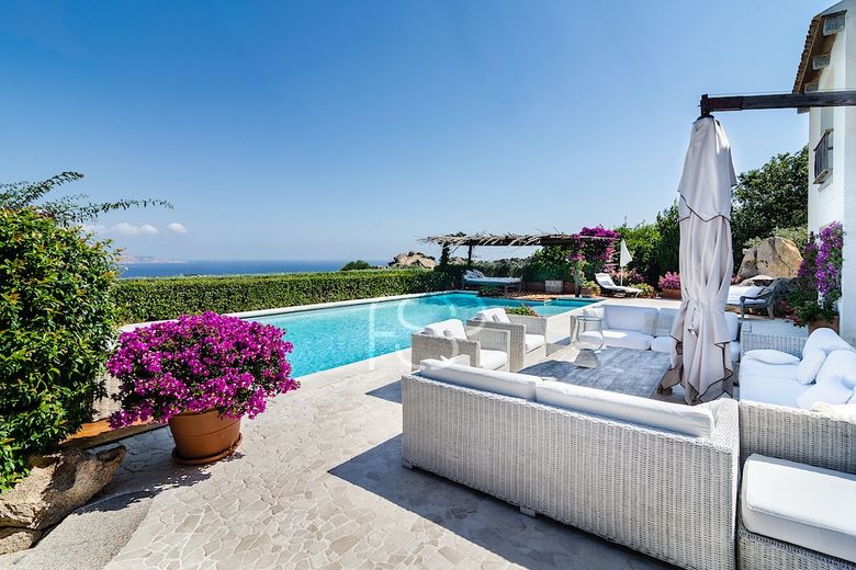 Blick über den Pool aufs Meer
