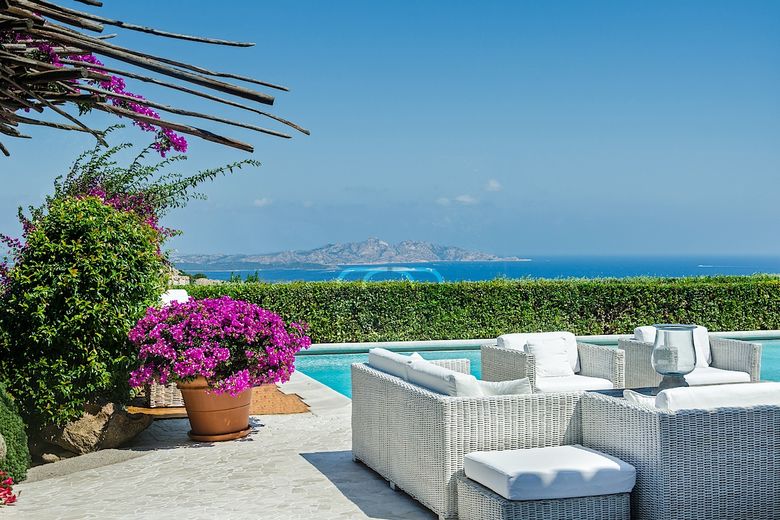 Blick über den Pool aufs Meer