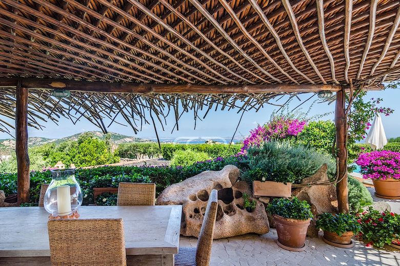 Die gedeckte BBQ-Area mit Blick aufs Meer