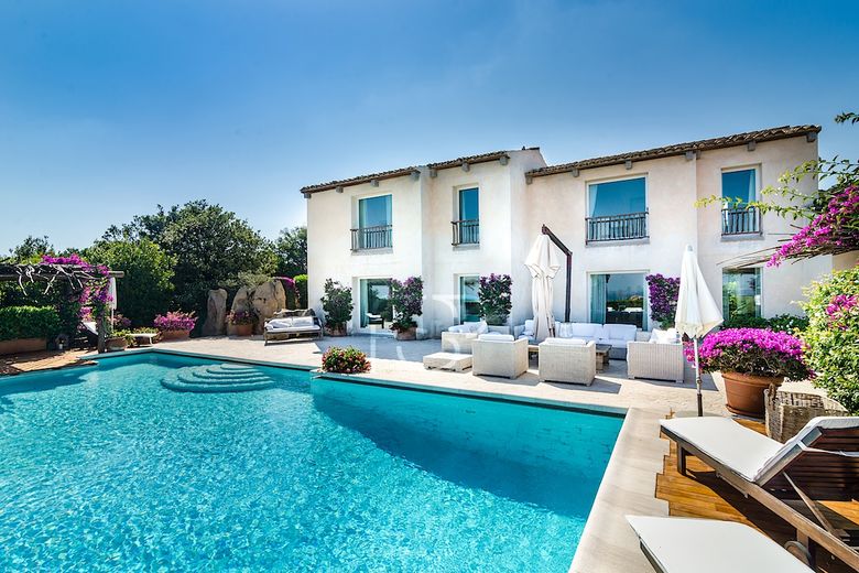 Fassade der Villa mit der Pool-Area