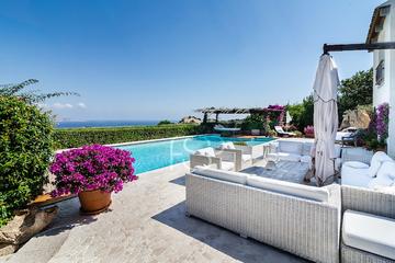 Blick über den Pool aufs Meer