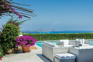 Blick über den Pool aufs Meer