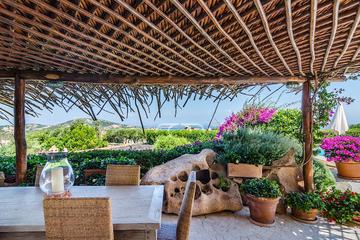 Die gedeckte BBQ-Area mit Blick aufs Meer
