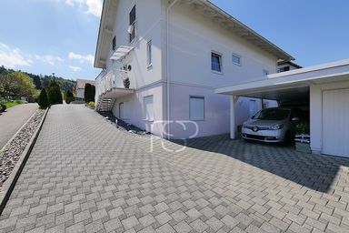 Der eigene Vorplatz mit Garage und Unterstand