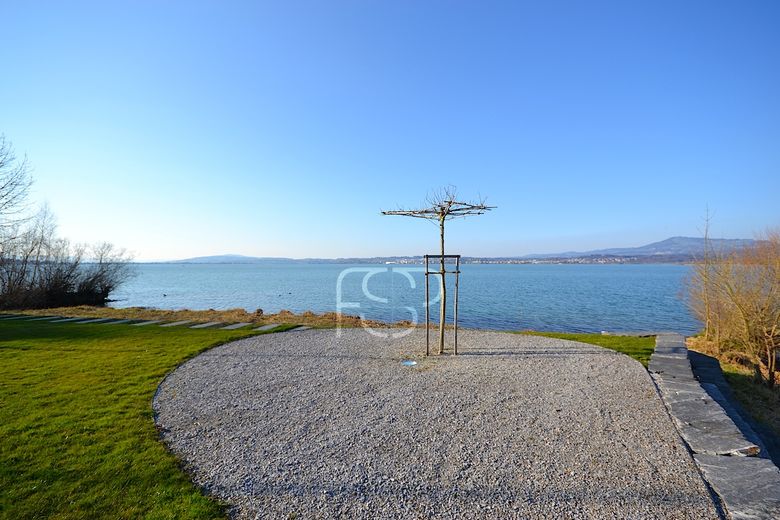 Sitzplatz direkt am See mit Blick nach Norden