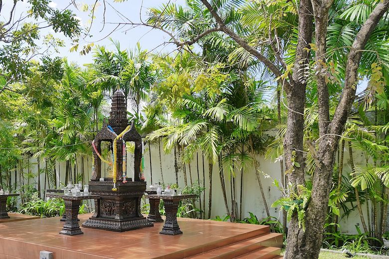 Dieser kleine Buddhisten-Tempel beim Pool soll der ganzen Anlage Glück bringen