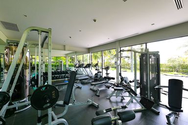 Das sehr gut ausgestattete, klimatisierte Fitness-Center mit Blick in den Garten