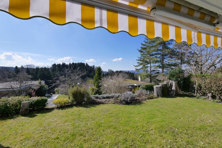 ...Panorama-Ausblick vom gedeckten Gartensitzplatz.