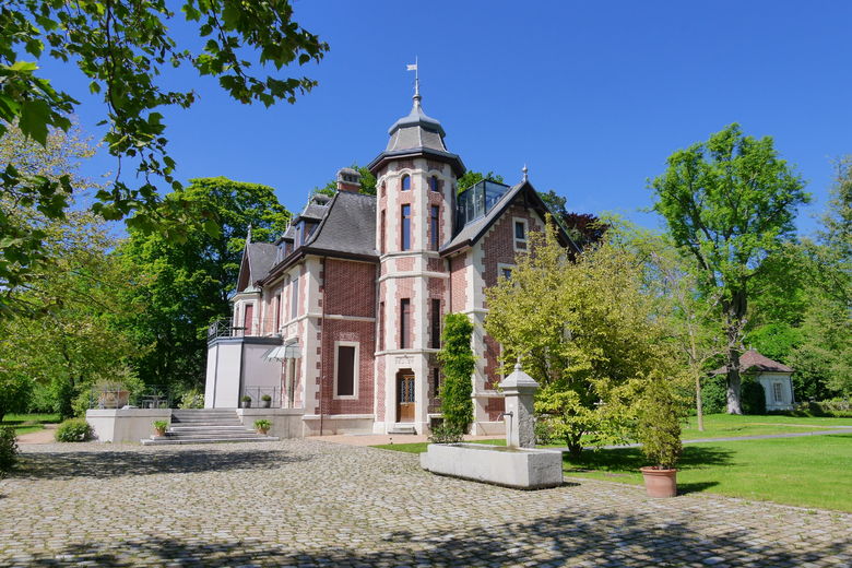 Süd-Fassade mit Brunnen und Vorfahrt