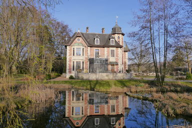 Anblick der Villa von Westen her; im Vordergrund der Teich